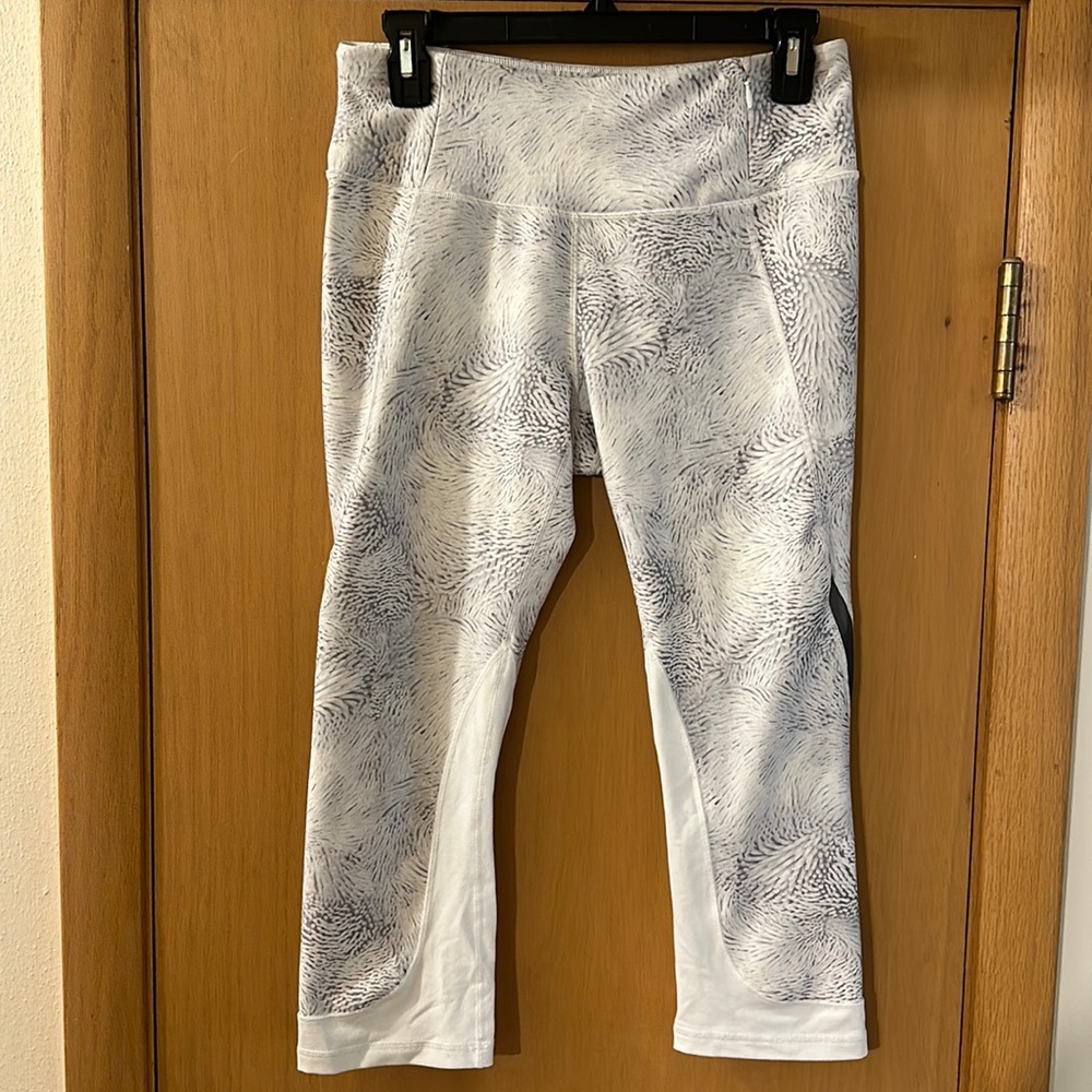 Calia Carrie Underwood Limited Edition Printed Capri Cropped Leggings Medium